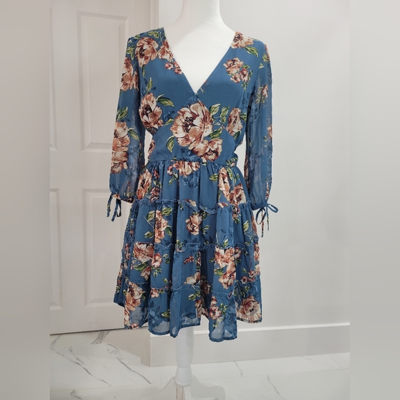 Dress Speechless Three Quarter Sleeve Skater Blue Floral Medium Juniors NEW - Picture 2 of 16